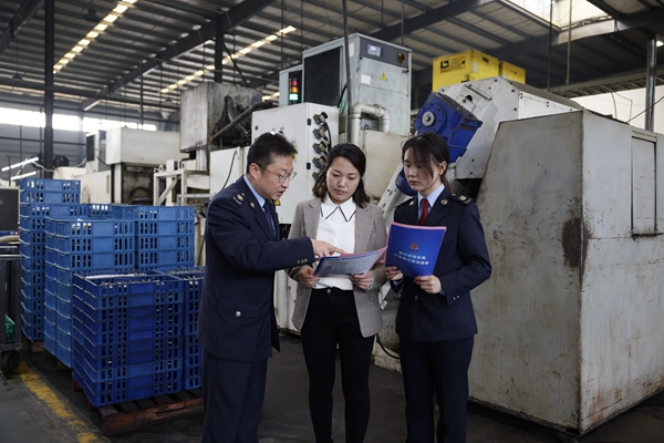 在四川省广安市武胜县街子镇工业园区，川渝两地税务人员向纳税人讲解“川渝通办”涉税事项。周艾琳摄