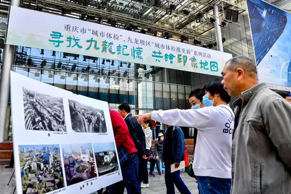 市民品鉴老照片追寻城市文脉。曹鸣鸥摄