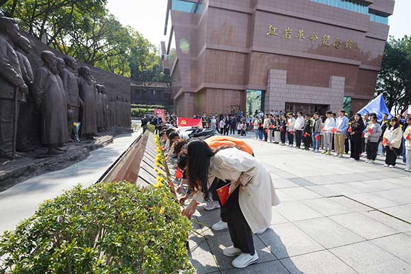 重庆大学开展“清明祭英烈”主题活动。重庆大学供图
