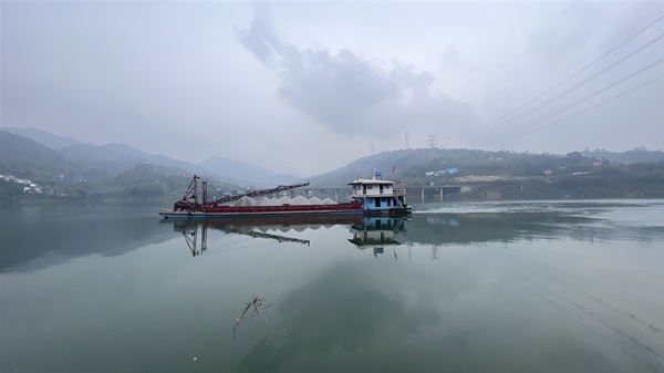 嘉陵江北碚至南充段首條水路貨運航線正式開通。 田濟申攝