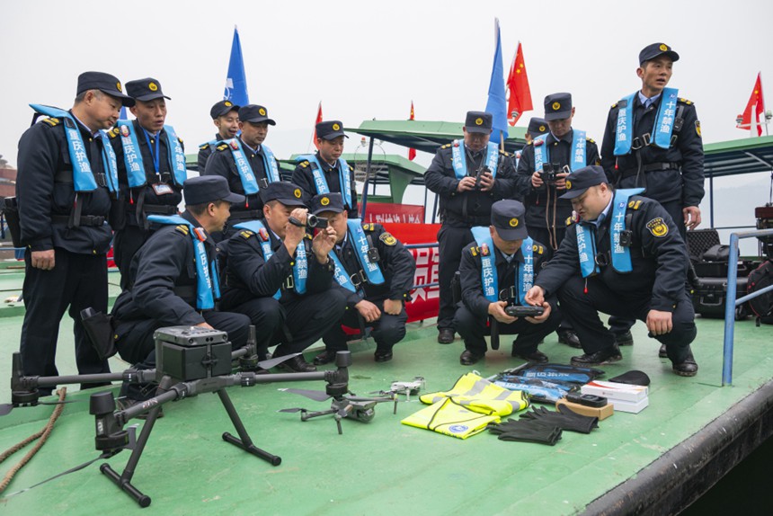 万州：护渔队配发现代化设备