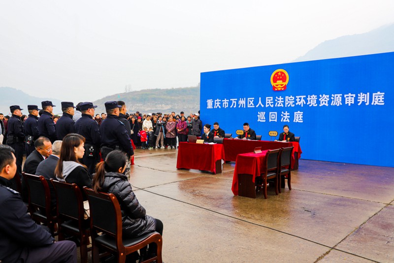 万州区人民法院环境资源审判庭对云阳查处的两起非法捕捞水产品典型案例进行现场宣判。通讯员 李妍 摄