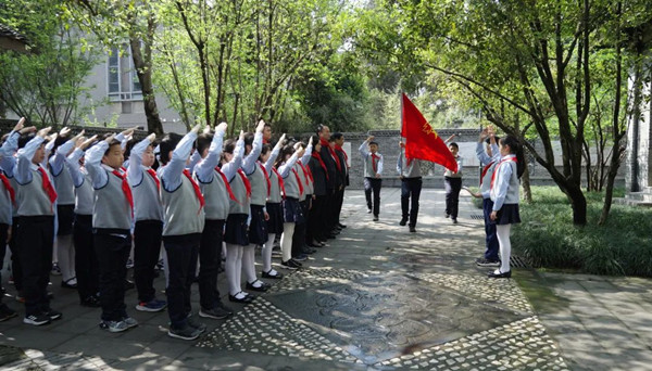祭扫活动现场。沙坪坝区教委供图