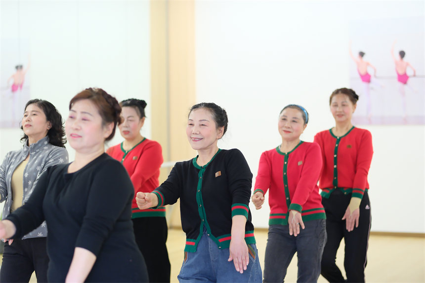 南岸区老年大学铜元局分校，舞蹈班老人学习民族舞。郭旭摄