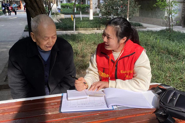 網格員工作圖。大石壩街道供圖