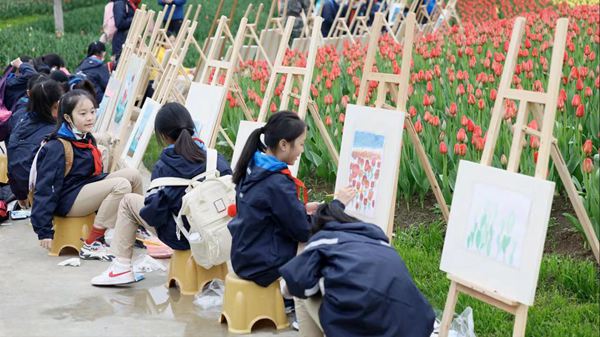 走进诗意田园开展校村共育活动。沙坪坝区委宣传部供图