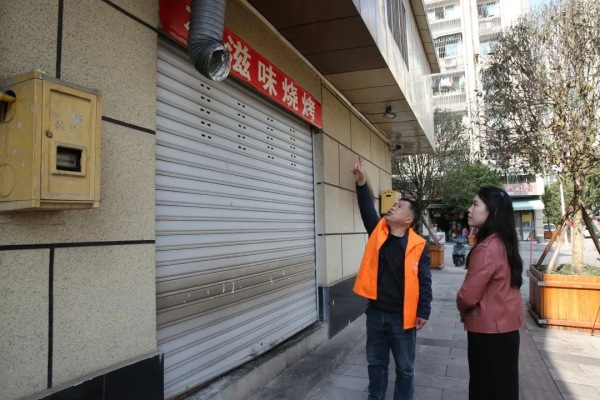 陳宗洪和工作人員現場查看燒烤店煙道整改情況。柯雨攝