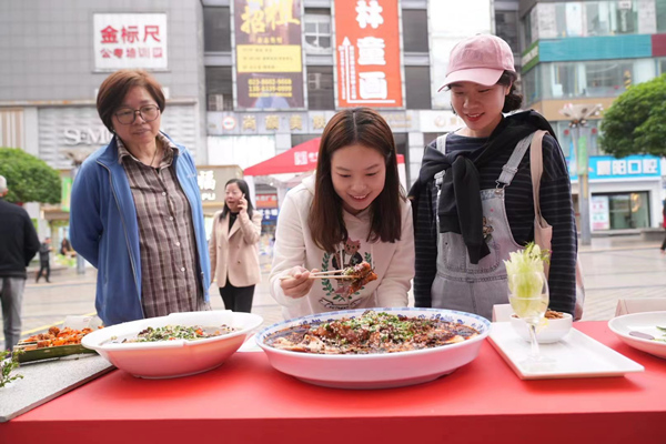 川渝老字号博览会在碚启幕，备受川渝地区老百姓喜爱的老字号纷纷亮相博览会现场。 秦廷富摄