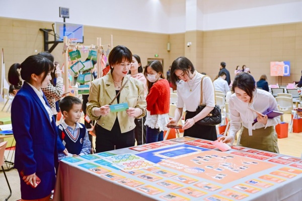 活动现场，家长体验创新学习工具。中华路小学供图