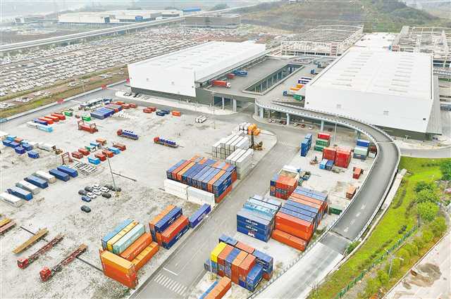 果园港国家物流枢纽，中新(重庆)多式联运示范基地一片繁忙（摄于2月19日）。记者 张锦辉 摄/视觉重庆