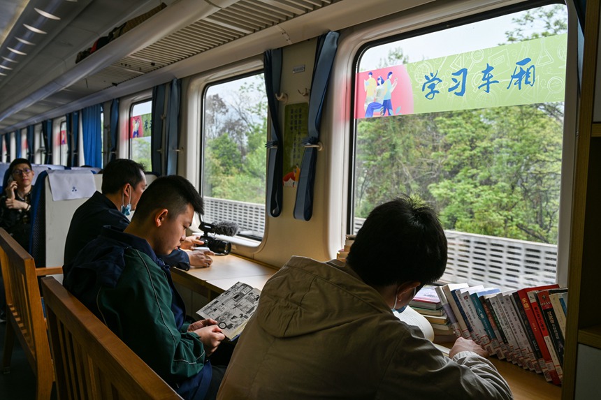 搭乘火车的旅客正在阅读。钟洁摄