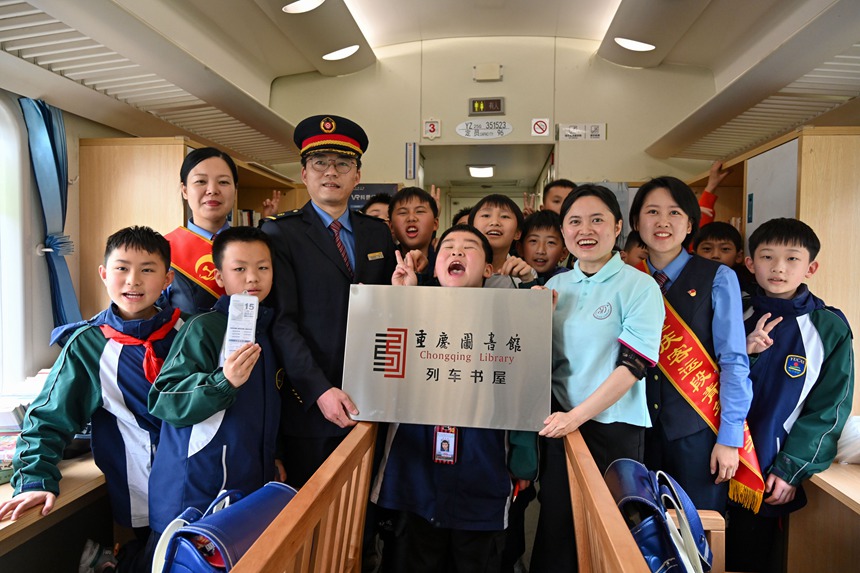 重庆图书馆首个列车书屋在5610次公益性“慢火车”3号车厢上揭牌。钟洁摄