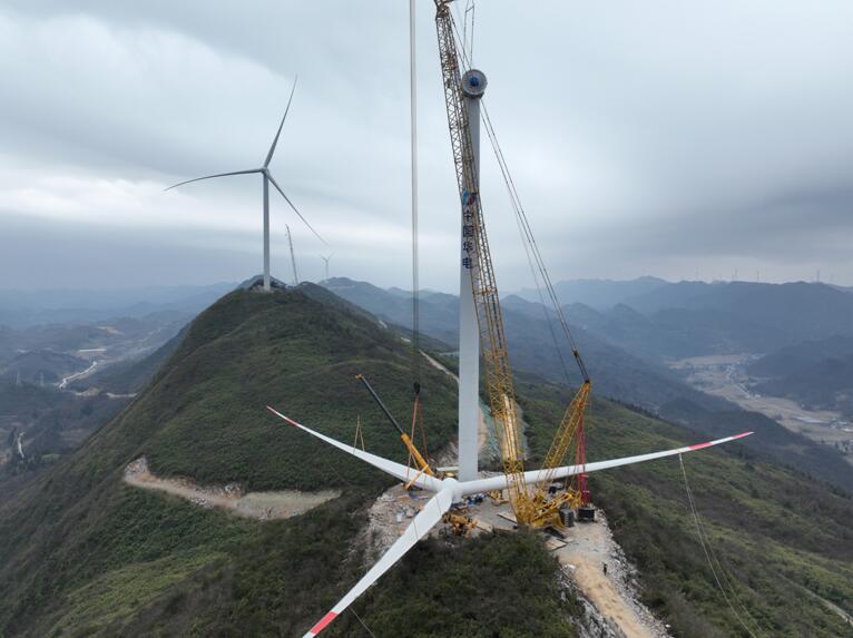 華電石柱萬寶二期項目風機葉片吊裝 華電重慶公司供圖