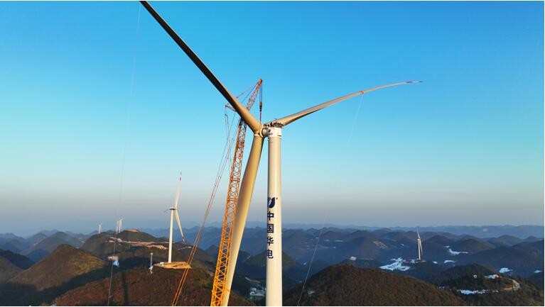 華電奉節龍家坪項目風機葉片吊裝 華電重慶公司供圖