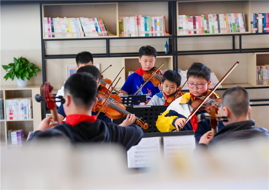学生们在教室参加管弦乐社团活动。郭旭摄