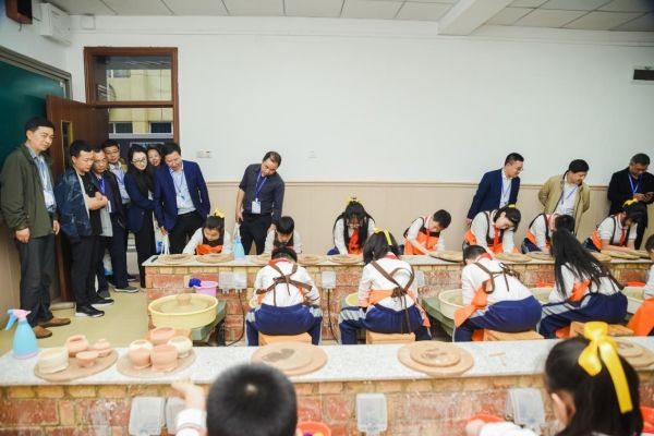 参观渝开学校陶艺工作室。渝北区渝开学校供图