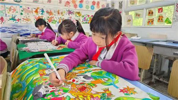 孩子们进行主题创作。孙莎莎摄