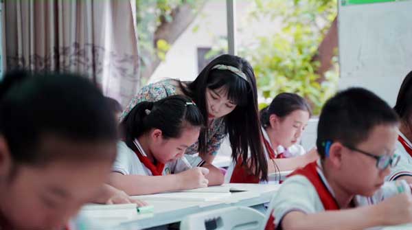 代函益与学生在一起。受访者供图