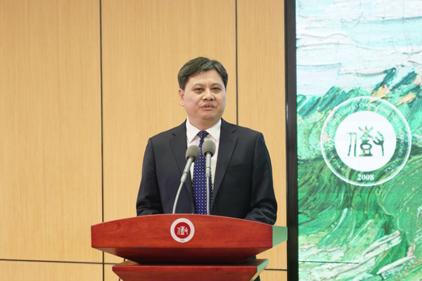 重庆市第八中学校党委副书记、校长周迎春。重庆八中宏帆中学供图
