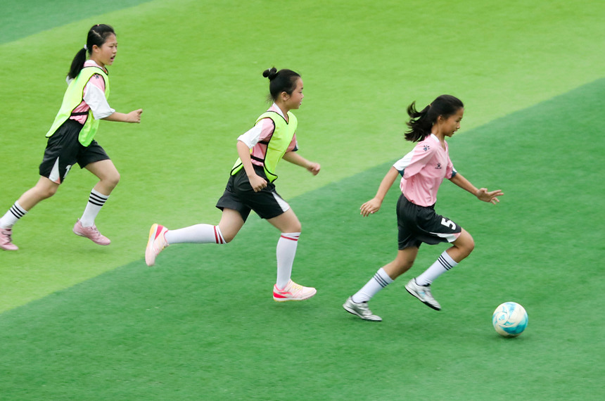 华蓥市双河三小的女子足球队成员参加提高身体素质训练。邱海鹰摄