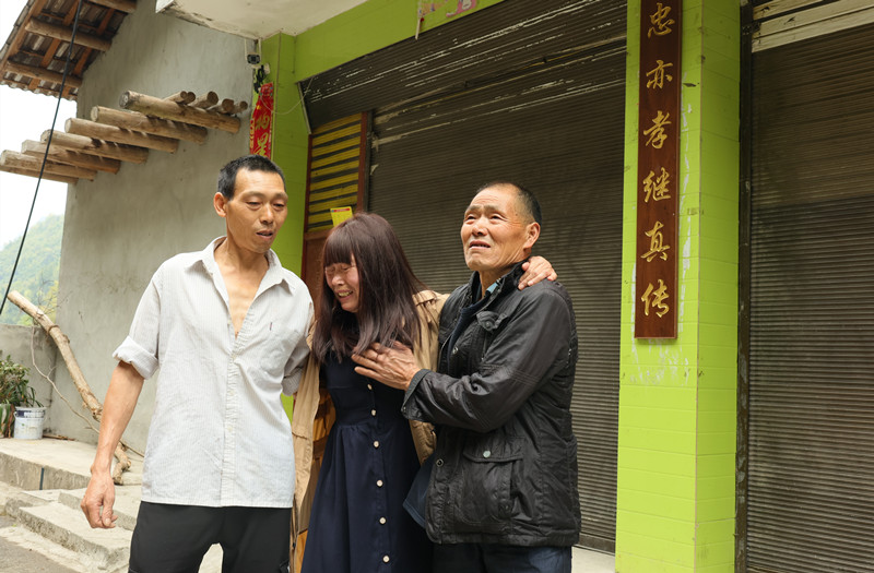阿香见到老家的亲人喜极而泣。重庆市公安局刑事侦查总队供图