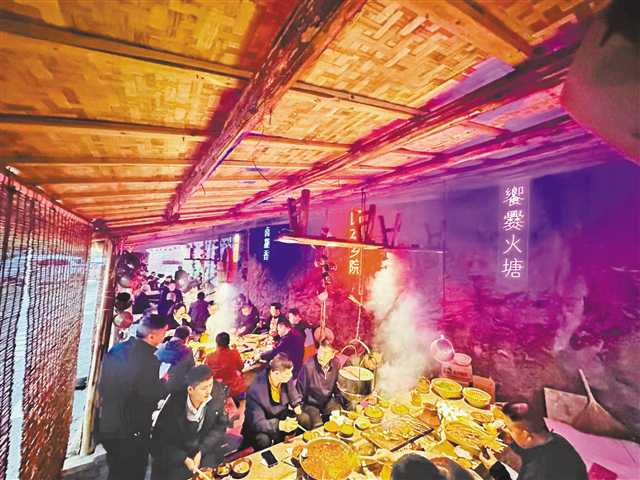 近日,游客正在参加小院“饗爨火塘”项目,吃预制菜,参与互动。(受访者供图)