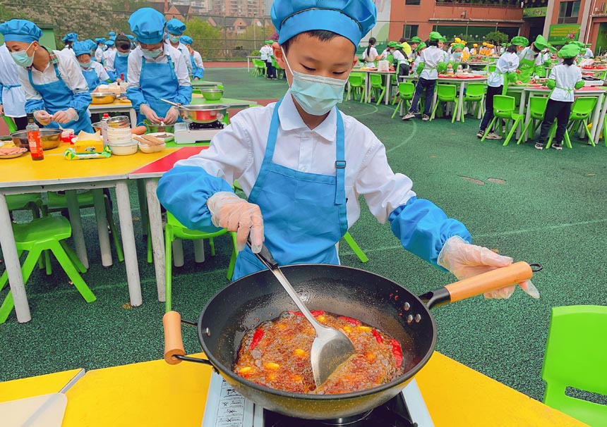 小厨师炒料有模有样。树人景瑞小学供图