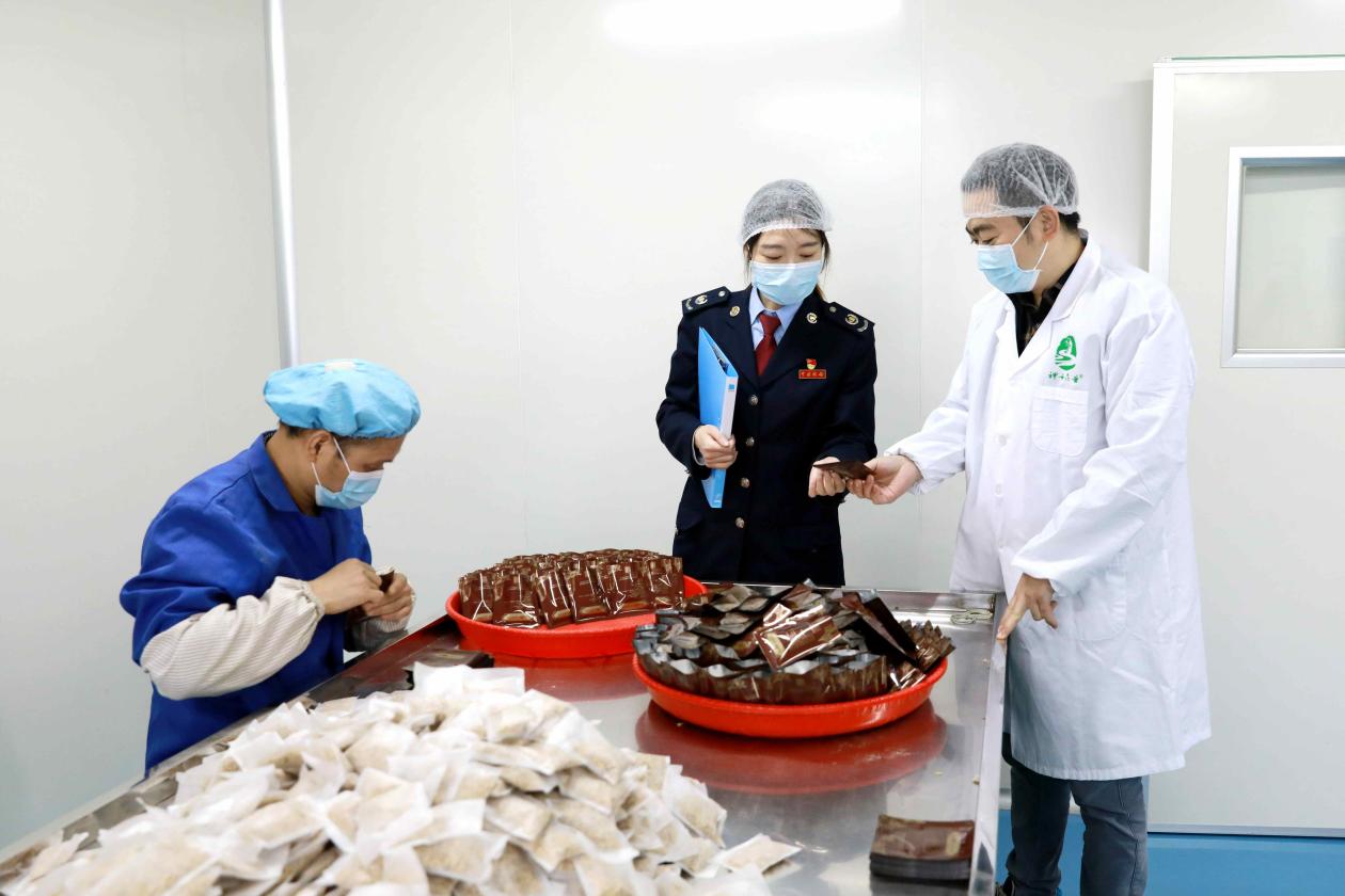 巫山縣稅務人員走進當地工業園區，為重慶市神女藥業股份有限公司宣傳環保稅等相關政策。董存俊攝