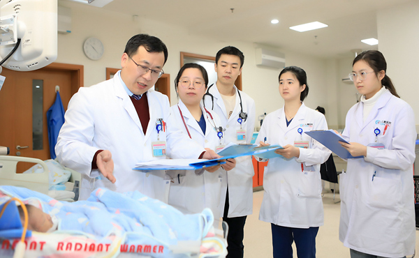 胸心外科主任医师李洪波（左一）与团队进行查房。重医附属儿童医院供图
