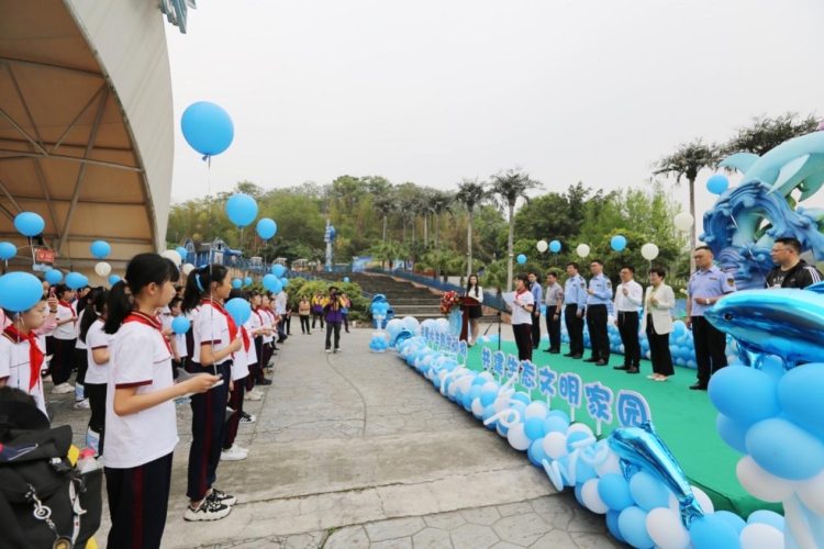 重庆首只人工饲养繁殖的宽吻海豚在乐和乐都与游客见面