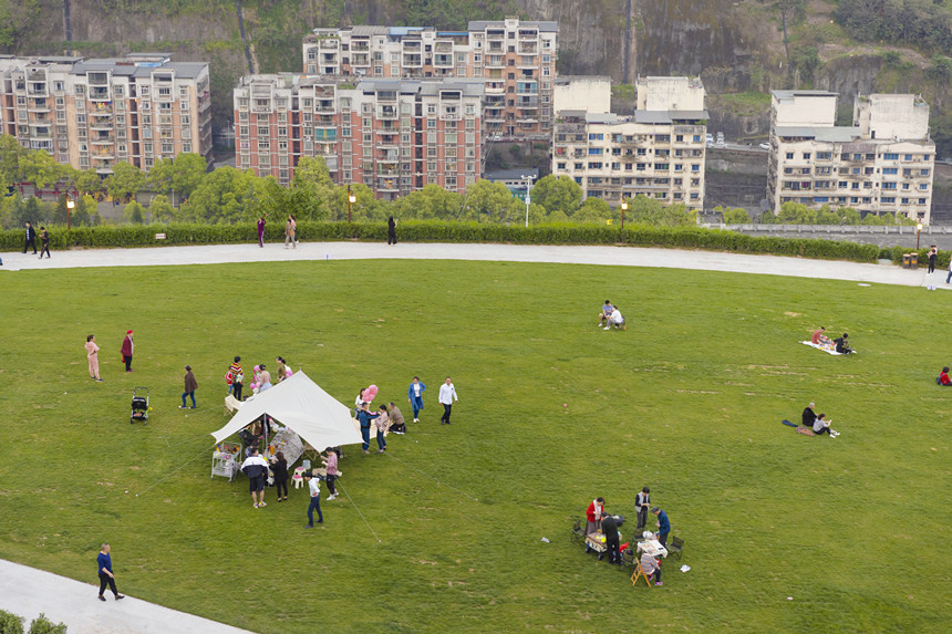 市民在天生城半山公园游玩。曾英豪摄