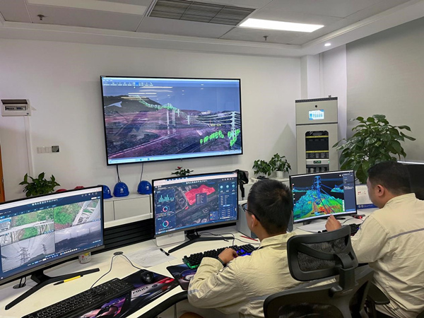 國網重慶市北供電公司輸電運維人員正在應用衛星遙感技術開展輸電線路三維巡檢。馮勝嵐攝