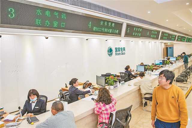 四月二十四日，国网重庆市北供电公司新牌坊营业厅，市民正在“水电气讯”联办窗口办理业务。记者 张锦辉 摄\视觉重庆