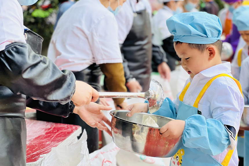 幼兒園小朋友排隊領面粉。晏玉雪攝
