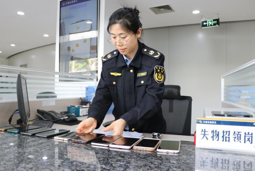 执法队员对近期收到的失物进行清点。重庆交通执法部门供图