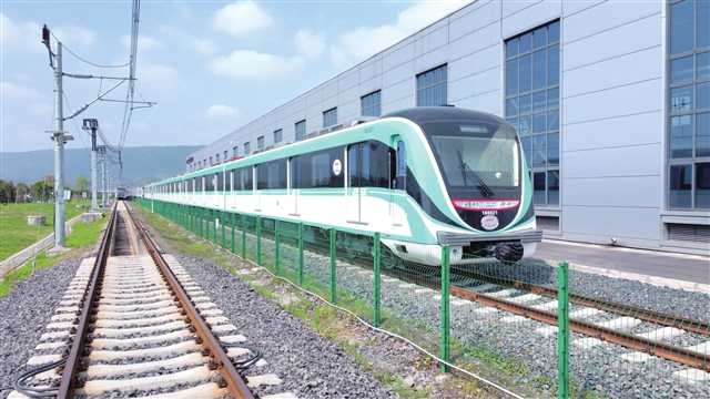 重慶中車長客生產的軌道交通18號通車