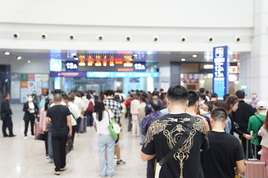 重庆北站内，旅客有序排队候车。汪亮摄
