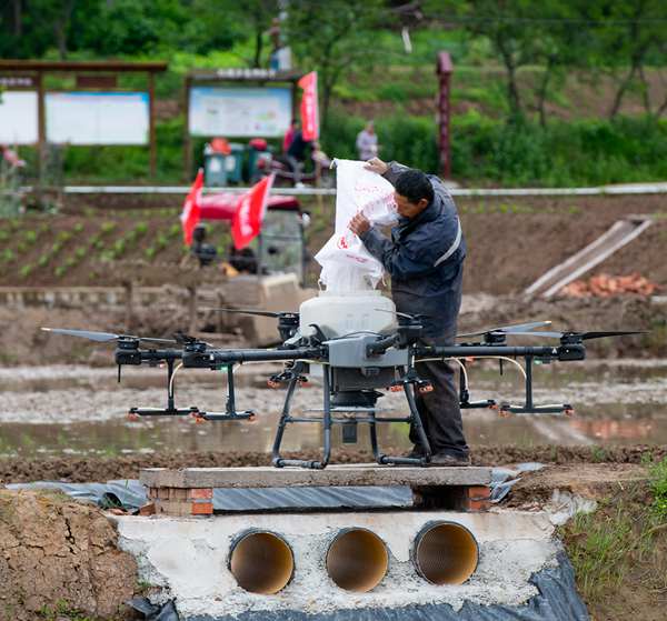 高标准农田完善了水利设施，并修建了无人机“停机坪”。冉孟军摄