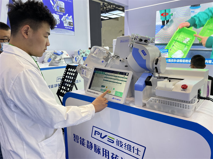 中国医学装备大会在渝举行 前沿科技产品引关注