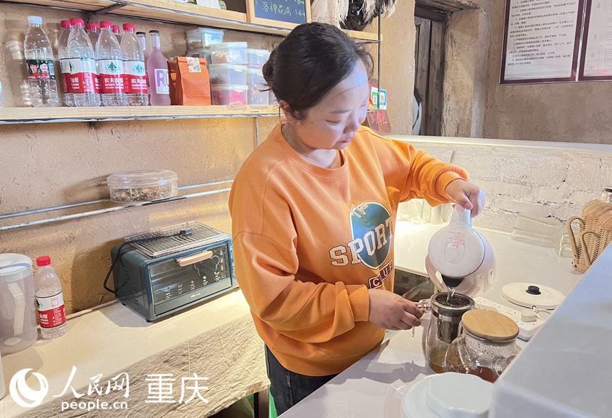 青村茶舍的陈燕正在泡茶。    人民网 胡虹摄