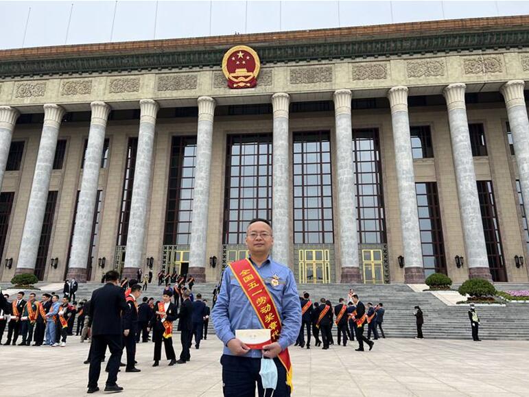 龍渝在人民大會堂。西南鋁供圖