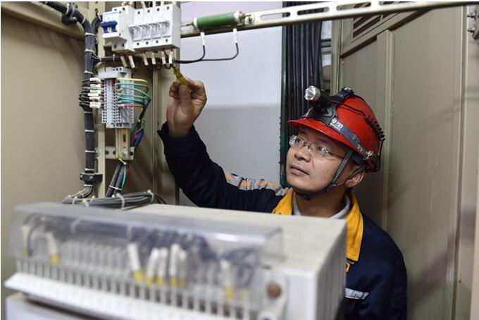 龍渝在檢查電氣線路。西南鋁供圖