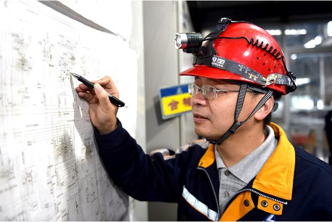 龍渝在對照電氣線路圖作分析。西南鋁供圖