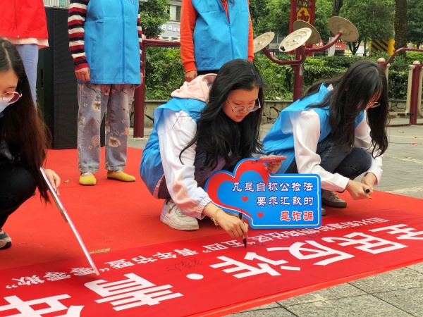 全民反詐“簽名儀式”現場。李陽攝