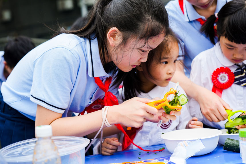 削蔬果皮。魯能巴蜀小學供圖