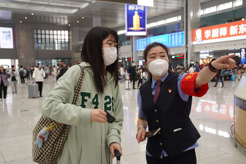 4月29日，重庆北站工作人员在接受旅客咨询。汪亮摄