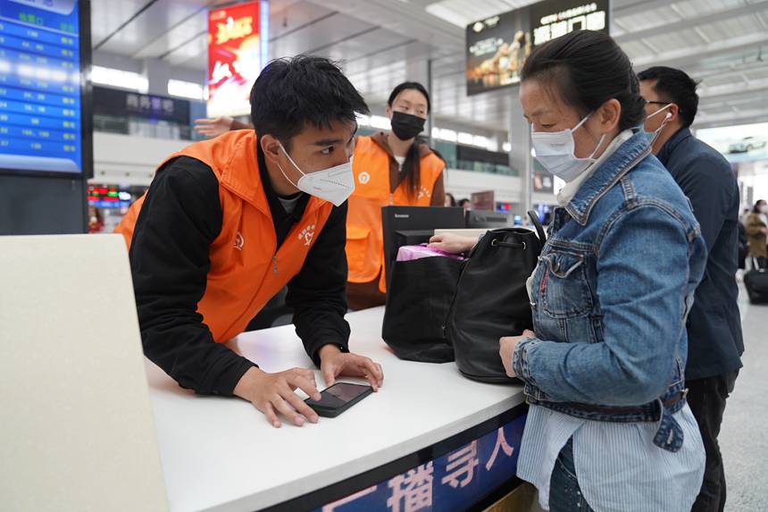 4月29日，重庆北站青年志愿者在接受旅客咨询。汪亮摄