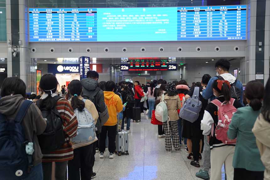 4月29日，旅客在重慶北站檢票口有序排隊乘車。汪亮攝