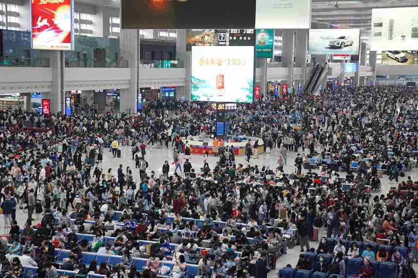 4月29日，重庆北站候车大厅，客流明显增加。汪亮摄