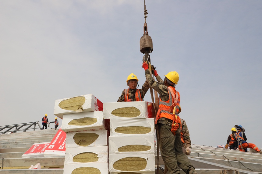 4月29日，工作人員在重慶江北國際機場T3B航站樓施工現場進行屋面施工。中建八局供圖